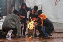 النازحون السوريون يعانون من موجة الصقيع في لبنان