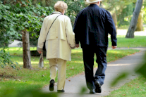 تقبل شيخوخة الاخرين فيبتعد عنك الزهايمر!