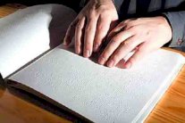 مكفوفون يشتكون من انعدام كتب برايل بمعرض جدة للكتاب