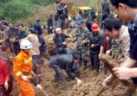 انتشال أول جثة من الركام بعد انزلاق التربة في الصين