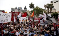 الشرطة الأرجنتينية تخلي بالقوة متظاهرين قطعوا طريق مطار