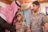 بالصور.. محمد بن سلمان يواسي أسرة العقيد عبدالله السهيان