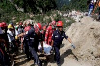 انتشال أول جثة بعد انزلاق تربة في الصين