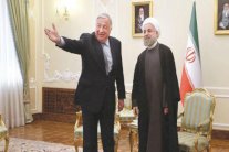 رئيس مجلس الشيوخ الفرنسي ينتقد من طهران أميركا