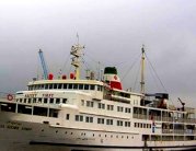 الإمارات تضبط باخرة تهريب إيرانية