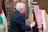 رئيس فلسطين يقلد العاهل السعودي أعلى وسام في الدولة