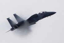 المقاتلات الأميركية تغير على منطقة تحاصرها طالبان