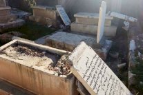 نبش القبور والاستيلاء على الأملاك يؤرّق المسيحيين في عيدهم