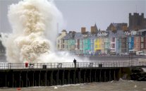 الحكومة البريطانية تعقد اجتماعًا لبحث أزمة الفيضانات