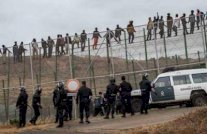 مهاجرون يحاولون عبور الحدود المغربية إلى سبتة