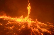 حريق غابات في كاليفورنيا يؤدي إلى إجلاء السكان وغلق الطرق