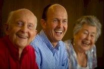 الصحافي الاسترالي مرتاح لاطلاق سراحه وقلق على زميليه