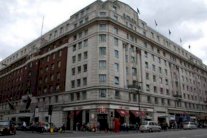 الشقيقات الثلاث يستكملن العلاج في الإمارات