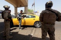 العراقيون يحتفلون برفع حظر التجول