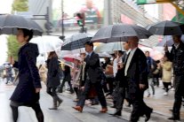 اليابان تدرس فرض عطلة سنوية إجبارية للموظفين