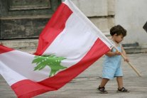 لبنانيون: لا ننتظر خيرا من زيارات الوفود الخارجية