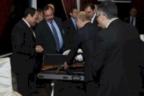 بوتين يهدي السيسي بندقية كلاشنيكوف