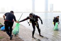 حملة تنظيف شاطئ الشارقة تبرز أهمية حماية البيئة البحر