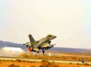 مقاتلات إماراتية تقصف مصافي نفط