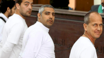 القضاء المصري يعيد محاكمة صحافيي الجزيرة 