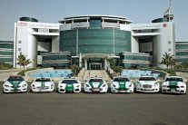 ذهول لاتيني من بوغاتي وأستون مارتن.. سيارات شرطة دبي 