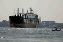 عاصفة رملية تضرب الشرق الاوسط وتوقف الملاحة في السويس