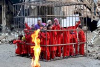 أطفال دوما داخل قفص احتجاجًا على قصف الأسد