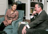 بذخ زوجة جيب بوش عقبة في طريقه إلى رئاسة أميركا