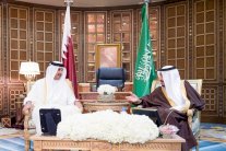 العاهل السعودي يبحث العلاقات الثنائية مع أمير قطر