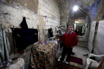 عائلات فقيرة تجد مأوى لها في كنيس مهجور في جنوب لبنان