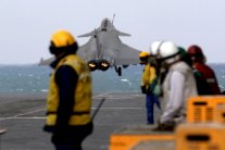 التوتر يلف طياري حاملة الطائرات الفرنسية شارل ديغول 