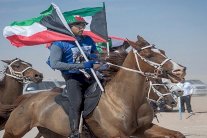 ولي عهد دبي يرد على الإساءة برفع علم الكويت!