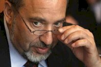 السماح لليبرمان بتوزيع شارلي ابيدو كدعاية انتخابية