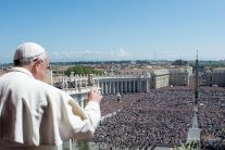  اتهام البابا باستبعاد المرأة من التغيير في الكنيسة