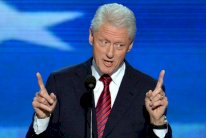 بيل كلينتون يدافع عن حصول مؤسسته على اموال من الخارج
