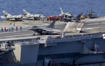 ديمبسي يزور حاملة الطائرات الفرنسية ديغول بالبحرين