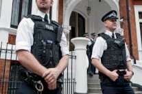 اسر الطالبات اللواتي توجهن الى سوريا تنتقد الشرطة