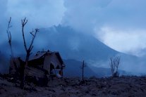 اجلاء ثلاثة آلاف شخص بعد ثوران بركان فياريكا في تشيلي