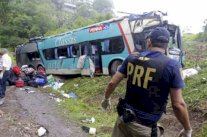 54 قتيلًا في سقوط حافلة ركاب في واد في البرازيل