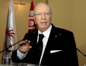 الرئاسة التونسية تنفي علاقتها بتوقيف صحافي وكوميدي