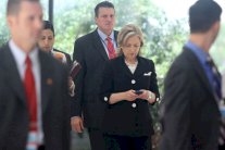 كلينتون تتعهد بتسليم مراسلاتها غير العائلية