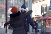  المارة يعانقون شاباً مسلماً في شوارع تورنتو!