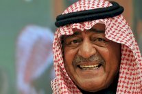 الأمير مقرن... طيار يحلق لحماية المنطقة