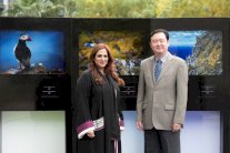 السفير الصيني يزور مقر جائزة حمدان للتصوير