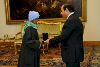 السيسي يكرّم امرأة تتنكر بملابس الرجال منذ 43 عامًا