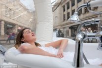 غرف فندقية شفافة تكشف قاطنيها