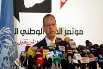 وزير الخارجية البحريني: لن نسلم اليمن لإيران