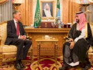 وزير دفاع السعودية يستقبل وزير خارجية بريطانيا