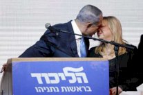 نتانياهو يمطر سارة بـ13 قبلة 