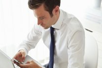 الاستخبارات البريطانية تنصح بتجريد الموظفين هواتفهم